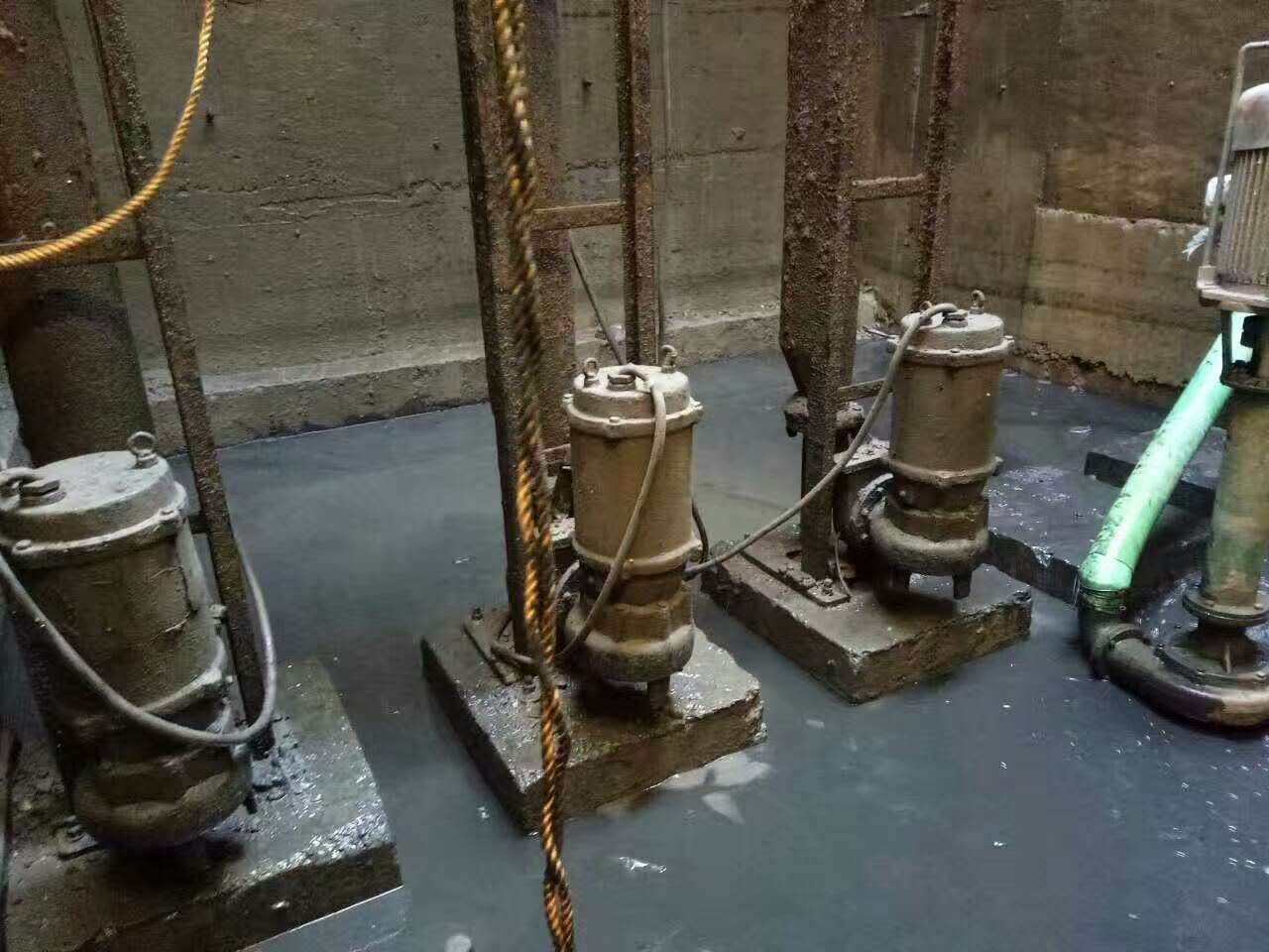 宾川污水池清理